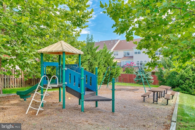 815 Kenneth Pl SE, Leesburg, VA 20175 - community jungle gym featuring fence