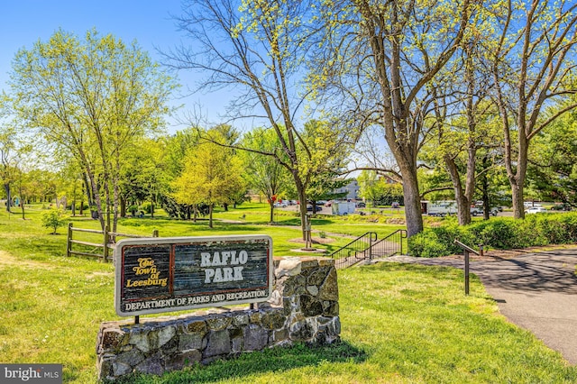 815 Kenneth Pl SE, Leesburg, VA 20175 - view of property's community with fence and a lawn