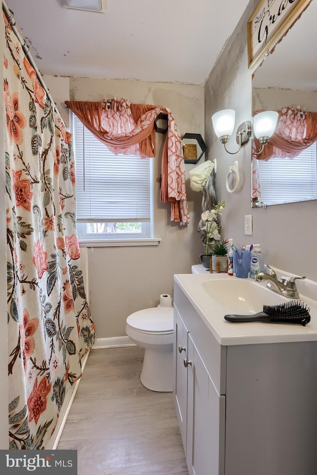 326 Frederick Ct, York, PA 17406 - full bath featuring wood finished floors, vanity, toilet, curtained shower, and baseboards