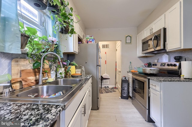 326 Frederick Ct, York, PA 17406 - kitchen with stainless steel appliances, a sink, white cabinets, and decorative backsplash
