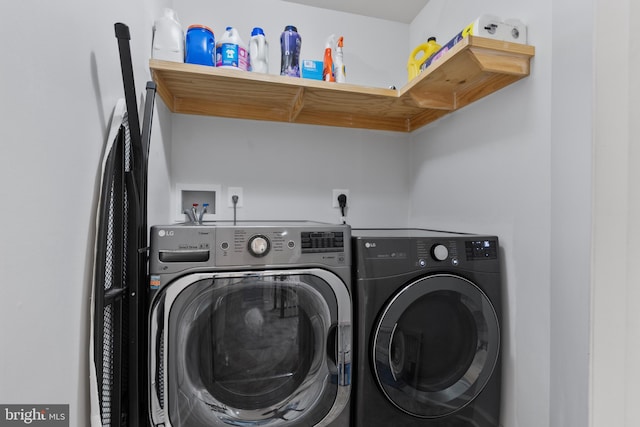 7027 Sand Cherry Way, Clinton, MD 20735 - laundry area featuring washing machine and clothes dryer