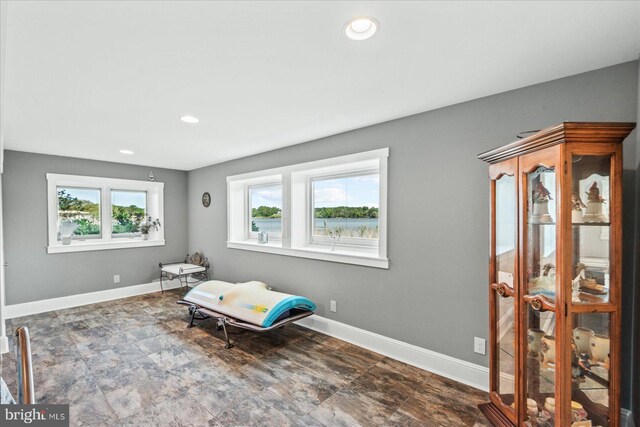 sitting room with baseboards and recessed lighting