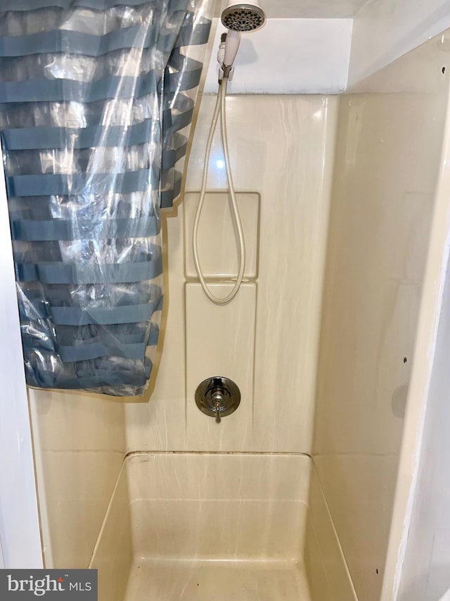 bathroom with curtained shower