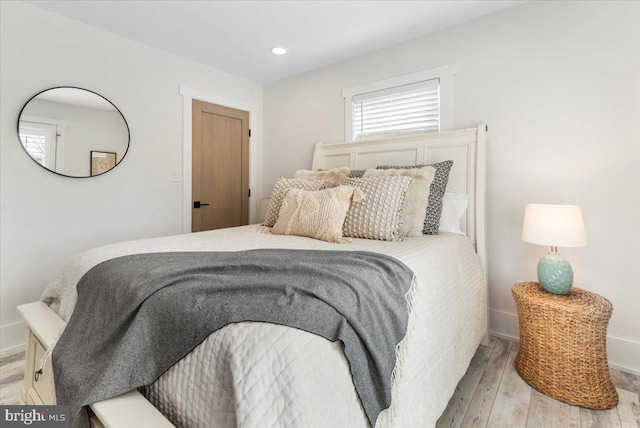 bedroom featuring light wood finished floors, baseboards, and recessed lighting