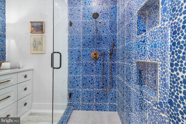 bathroom featuring tiled shower