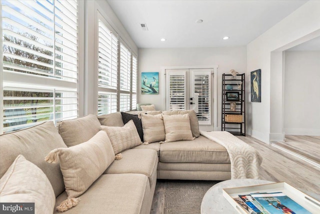 living area featuring wood finished floors, baseboards, visible vents, and recessed lighting