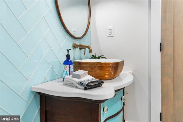 bathroom featuring a sink and backsplash