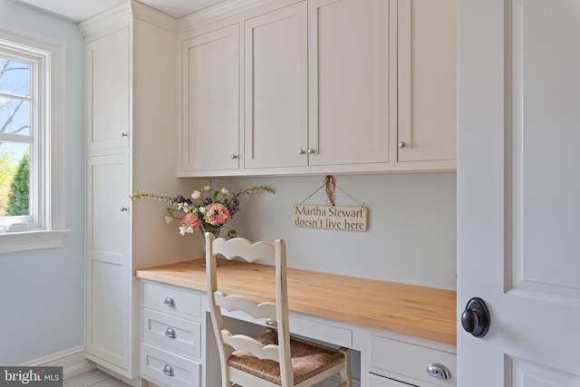 208 Wardour Dr, Annapolis, MD 21401 - home office with built in desk and baseboards