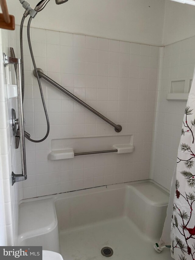 bathroom featuring a shower with shower curtain