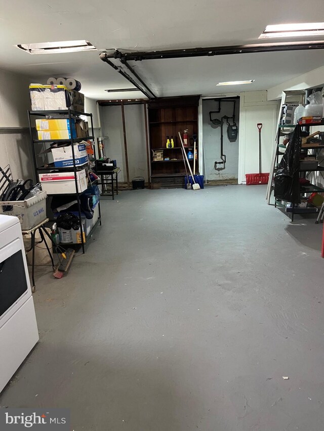 garage with washer / clothes dryer