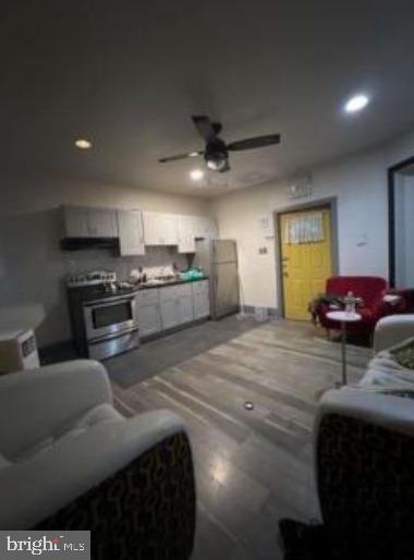 living area featuring a ceiling fan and recessed lighting