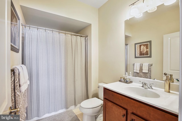 full bathroom featuring a shower with curtain, vanity, and toilet