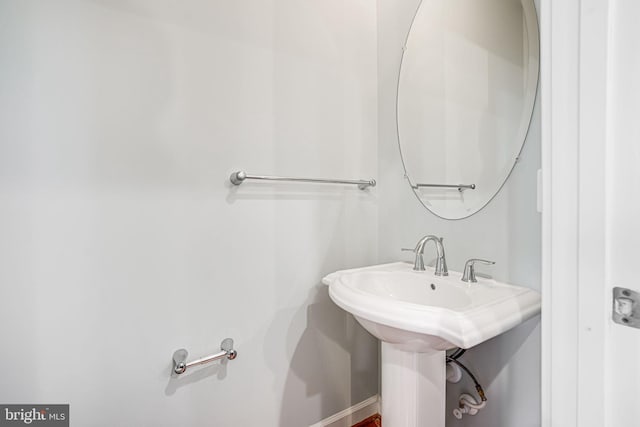 11350 Ridgeline Rd, Fairfax, VA 22030 - bathroom featuring baseboards