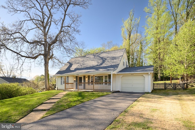 view of front facade featuring driveway, an attached garage, a front lawn, a porch, and fence