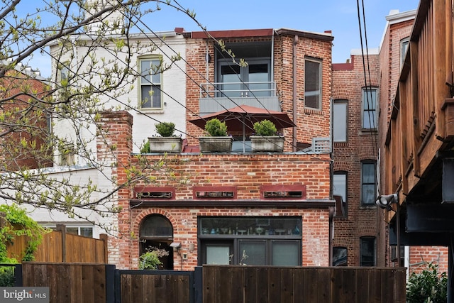 1910 Biltmore St NW Unit 2, Washington, DC 20009 - view of property with a fenced front yard
