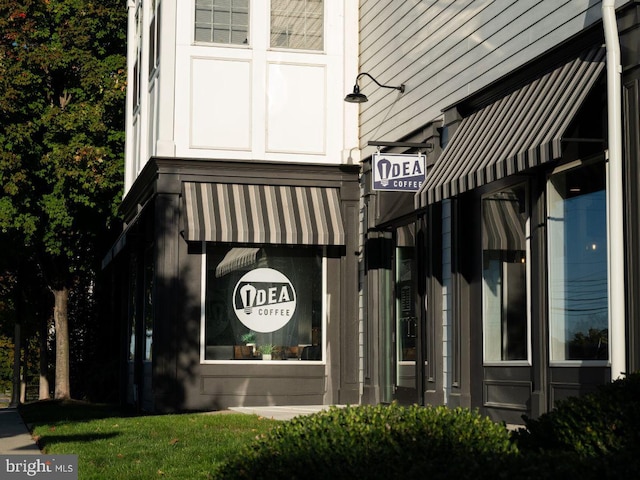 view of exterior entry