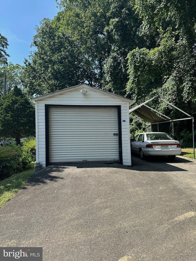 97 Winding Creek Rd, Stafford, VA 22554 - detached garage with asphalt driveway
