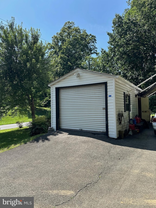 97 Winding Creek Rd, Stafford, VA 22554 - detached garage with asphalt driveway