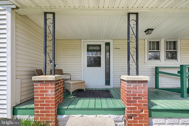 property entrance featuring covered porch