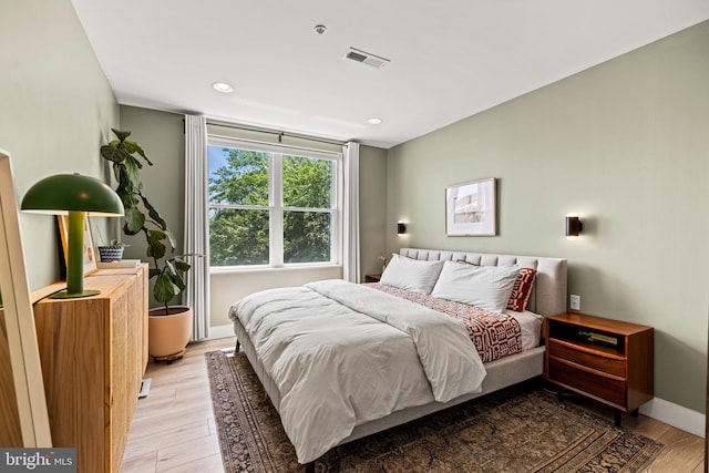 bedroom featuring recessed lighting, baseboards, light wood-type flooring, and visible vents