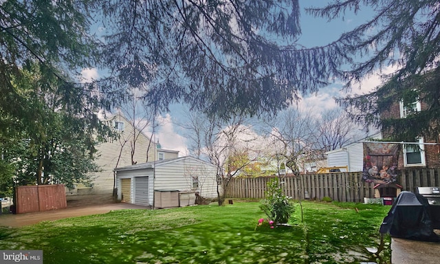 801 Spruce St, Trenton, NJ 08638 - view of yard featuring an outbuilding and fence