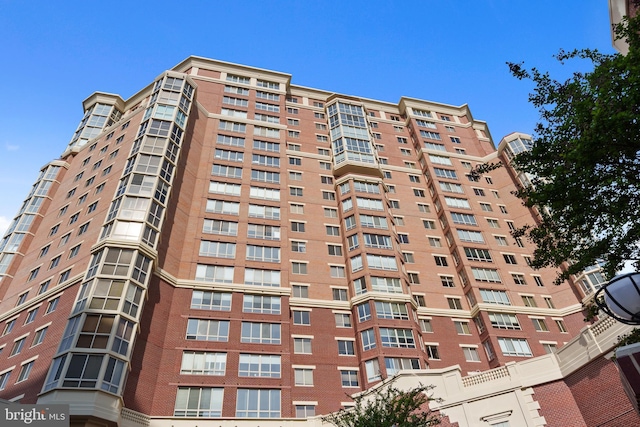 view of apartment building / complex