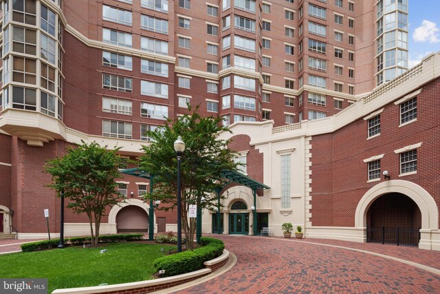 view of apartment building / complex
