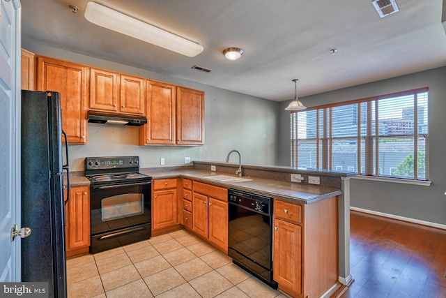 kitchen featuring a peninsula, visible vents, a sink, and black appliances