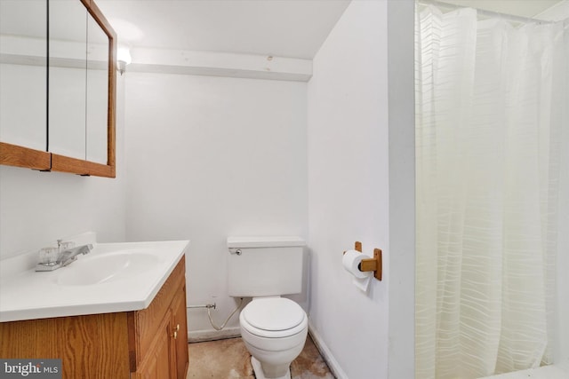 full bath with a shower with shower curtain, vanity, baseboards, and toilet