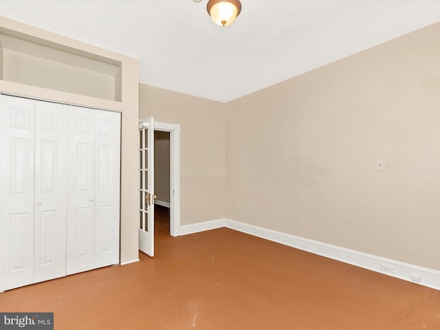 unfurnished bedroom featuring a closet and baseboards