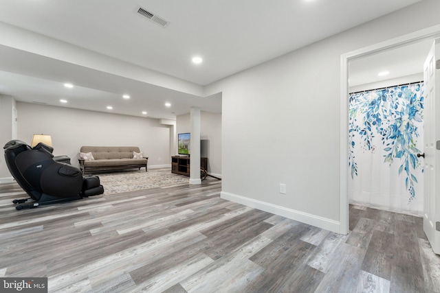 living room featuring baseboards, recessed lighting, wood finished floors, and visible vents