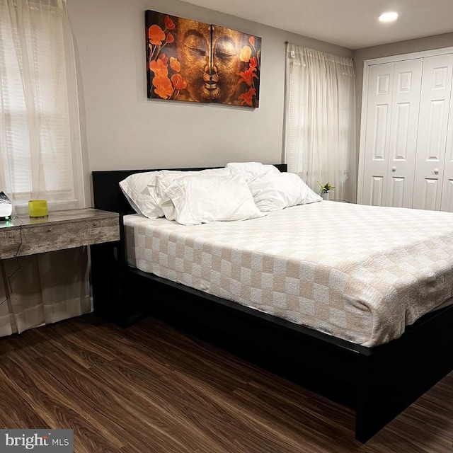 bedroom featuring recessed lighting, dark wood-style flooring, and a closet