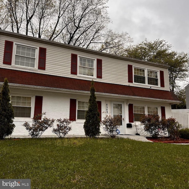view of front of home featuring a front yard