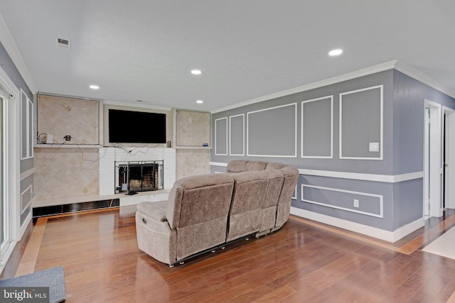 3600 Yorktown Dr, Waldorf, MD 20601 - living room featuring visible vents, a fireplace, crown molding, recessed lighting, and wood finished floors