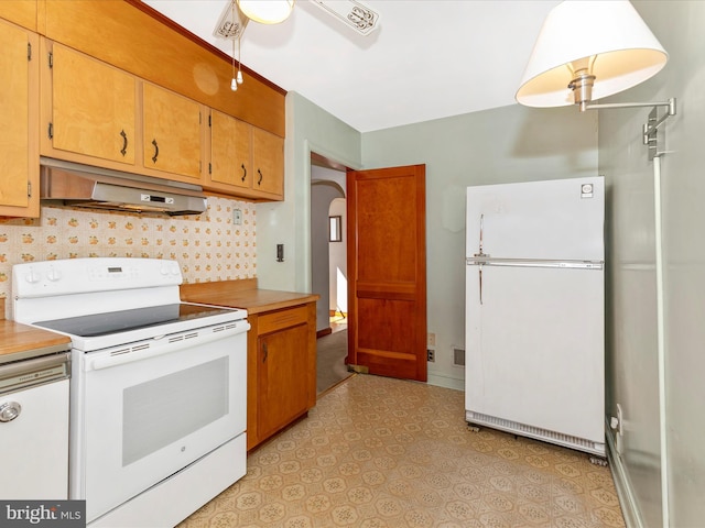 268 Magothy Bridge Rd, Pasadena, MD 21122 - kitchen featuring ceiling fan, white appliances, arched walkways, tasteful backsplash, and under cabinet range hood