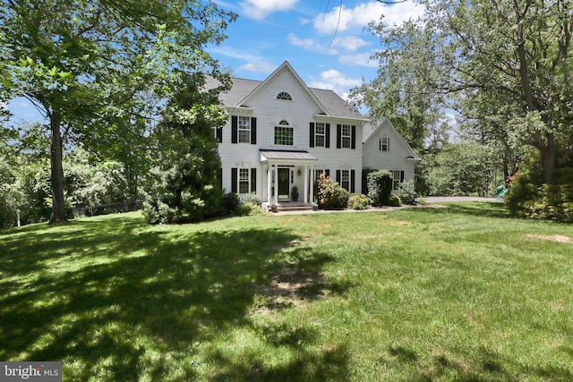 colonial home featuring a front yard