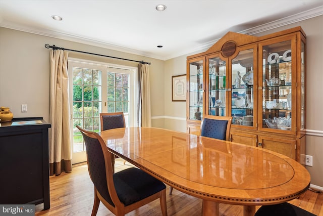 9000 Hunting Horn Ln, Potomac, MD 20854 - dining area featuring light wood finished floors, crown molding, and recessed lighting
