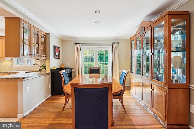 9000 Hunting Horn Ln, Potomac, MD 20854 - dining area featuring crown molding, light wood-type flooring, recessed lighting, and baseboards