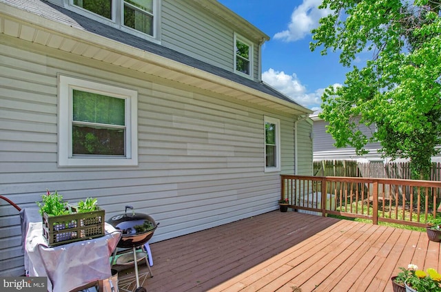 1012 Twin Vw, Glen Burnie, MD 21060 - wooden deck with fence