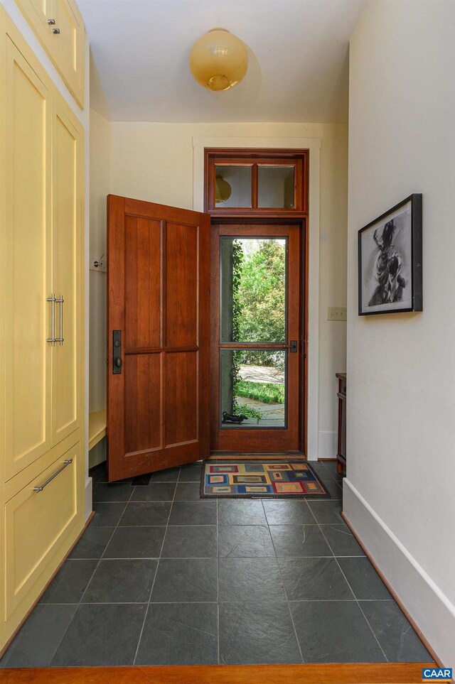 1112 Park St, Charlottesville, VA 22901 - entrance foyer with baseboards