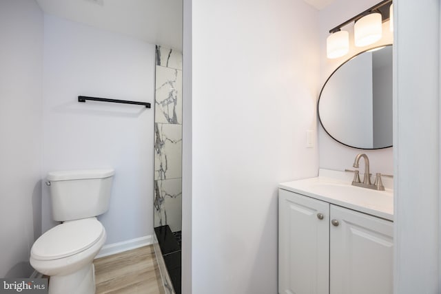 full bath with baseboards, a shower with shower curtain, toilet, vanity, and wood finished floors
