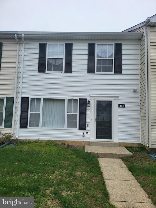 multi unit property featuring a front lawn