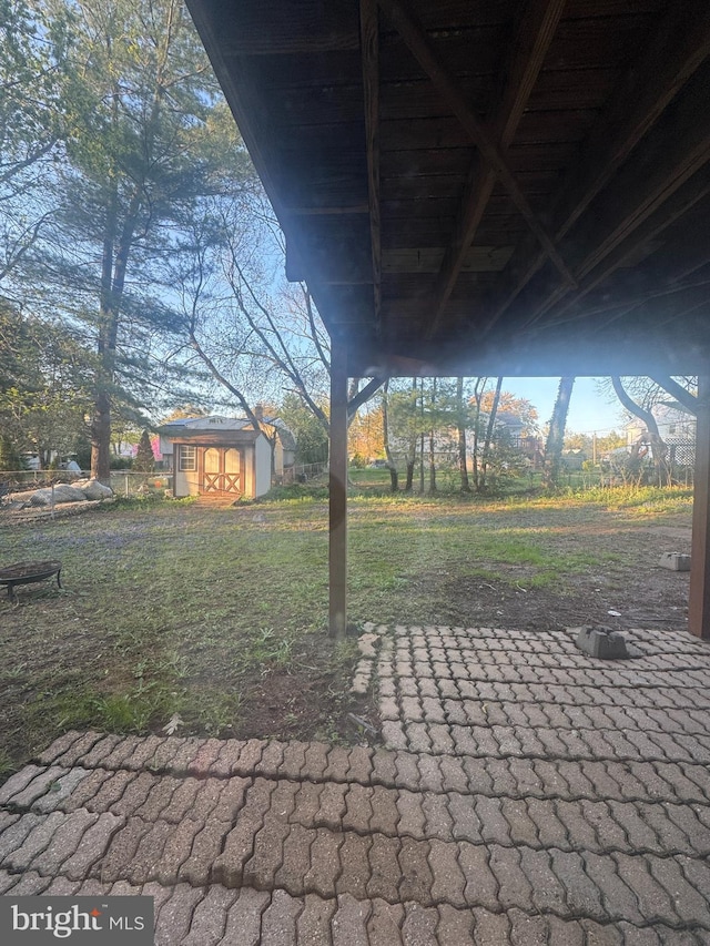 view of yard with an outbuilding