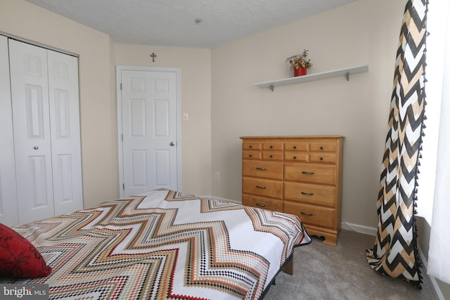 bedroom with carpet flooring, a closet, and a textured ceiling