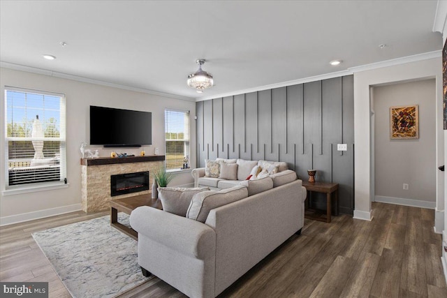 living area featuring baseboards, ornamental molding, and recessed lighting