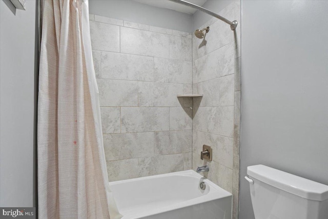 bathroom featuring toilet and shower / bath combo with shower curtain