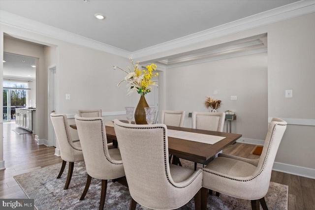 dining area featuring recessed lighting, baseboards, crown molding, and wood finished floors
