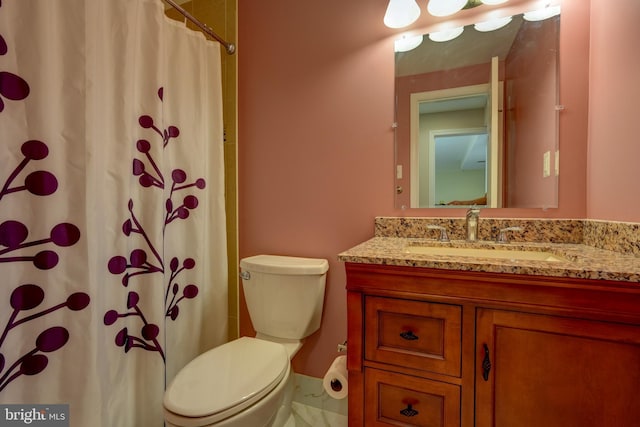full bath featuring toilet, vanity, and a shower with curtain