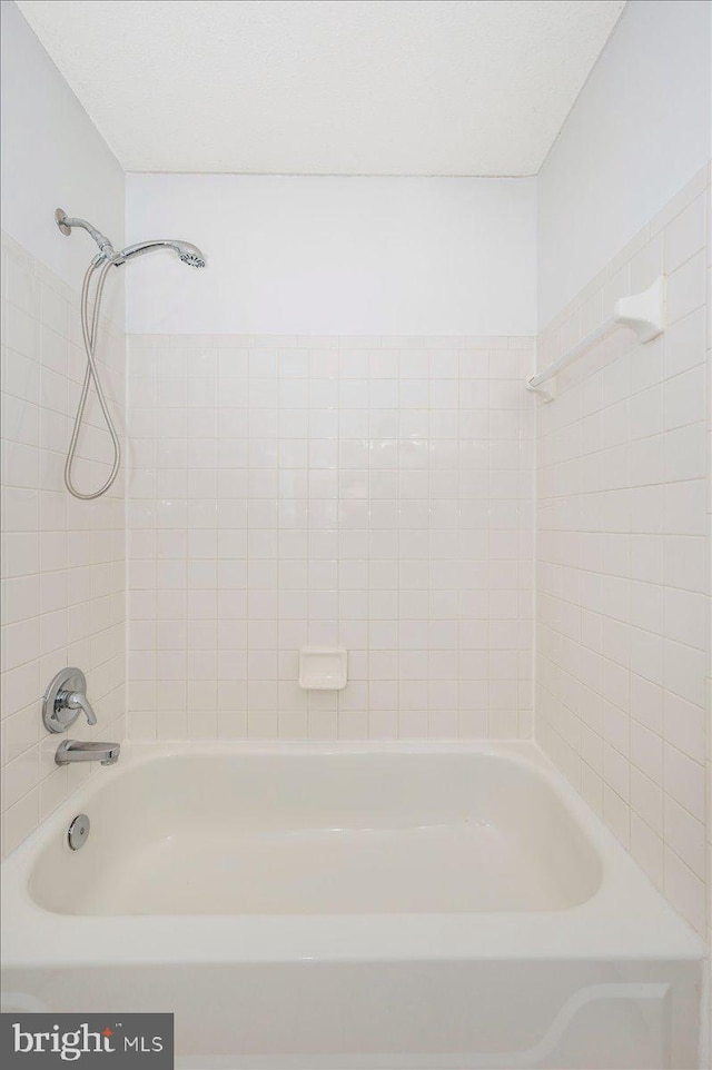 bathroom with washtub / shower combination