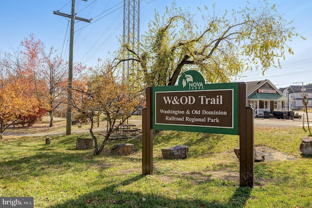 community / neighborhood sign with a yard